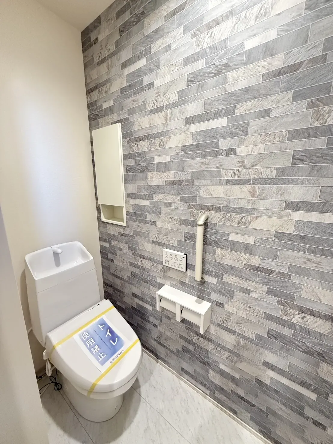 【1階トイレ】
手すり・壁付け収納があり機能性高です!