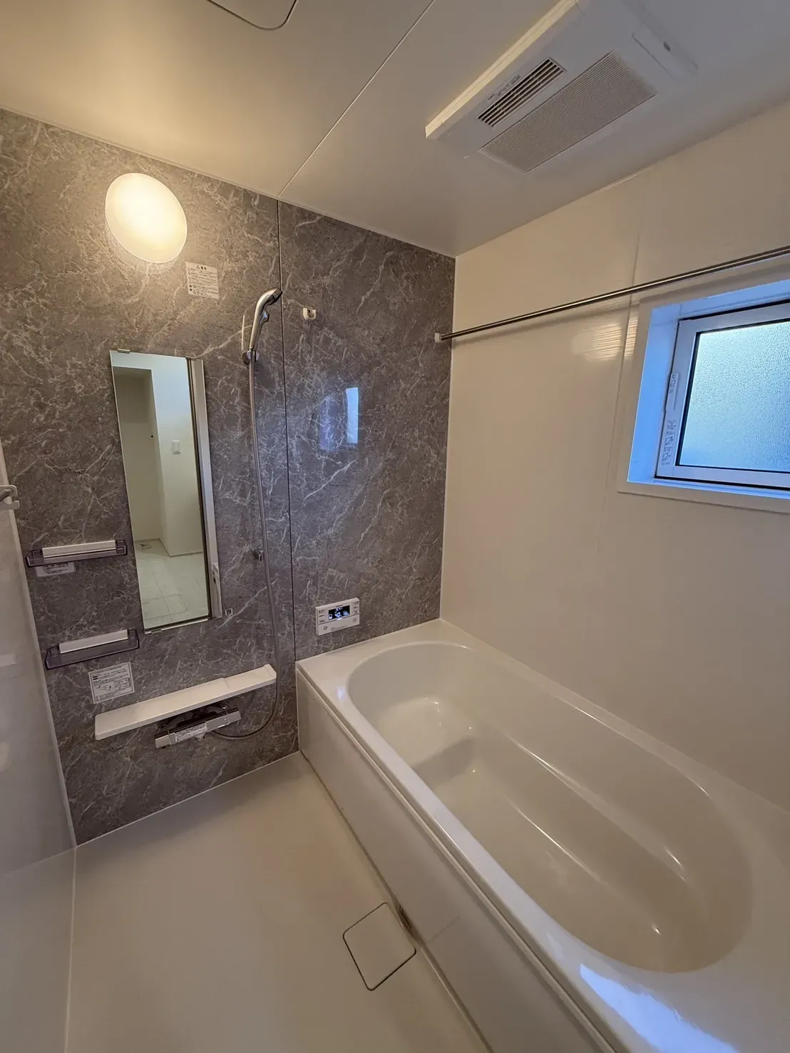 【浴室】
オシャレなタイル張りの浴室で、浴室暖房機も設置されています!