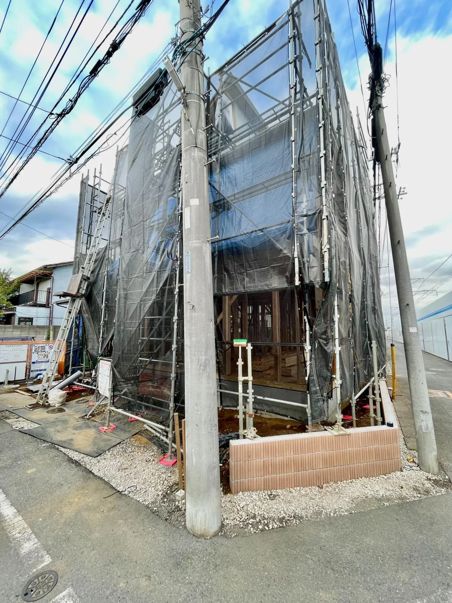 【外観　建築中】