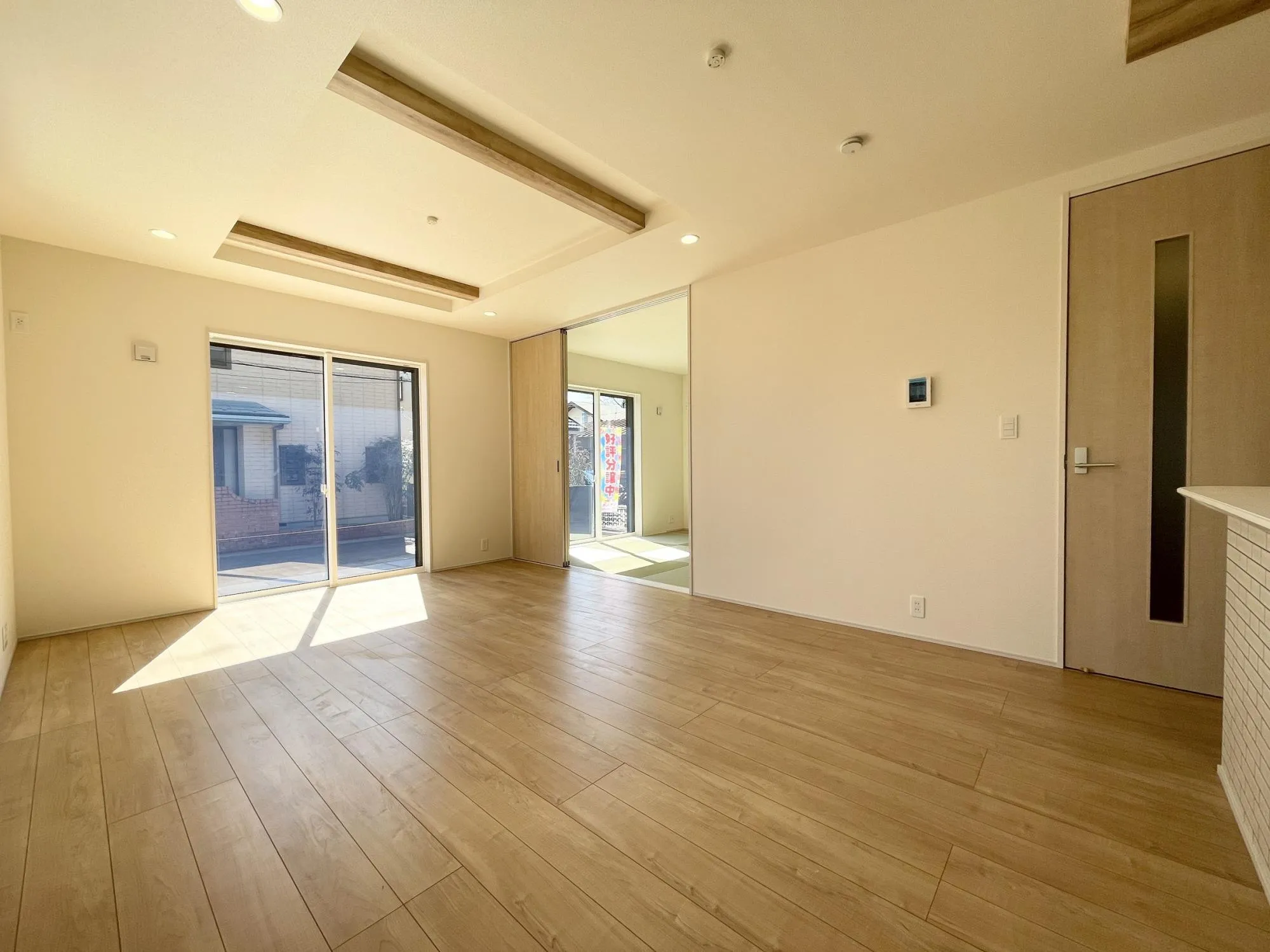 【LDK(16.75帖)】陽当たり良好な明るく開放感のあるLDK。16.75帖の広さを確保しているため、レイアウトの自由度が高く、大型家具も無理なく配置可能です。