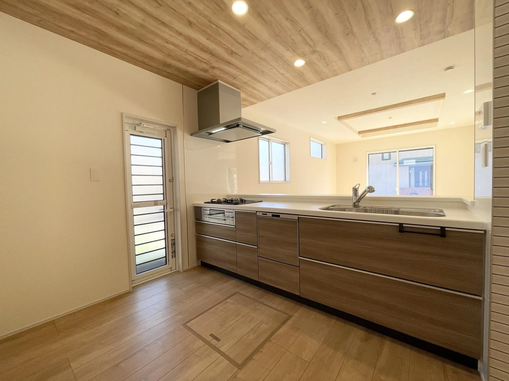 【キッチン】システムキッチンには、家事負担を軽減する食器洗乾燥機&グリル付き3口コンロを搭載しています。機能的な設備で家事負担を軽減◎