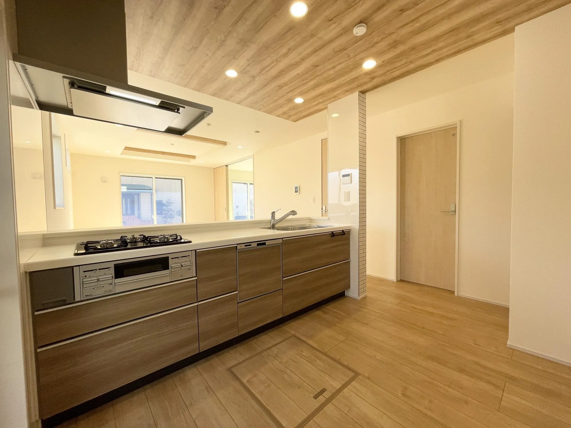 【キッチン】リビング全体が見渡せる対面キッチン◎LDKを一望できる、明るく開放感溢れるキッチンレイアウト!家族との会話が自然と生まれる設計です。