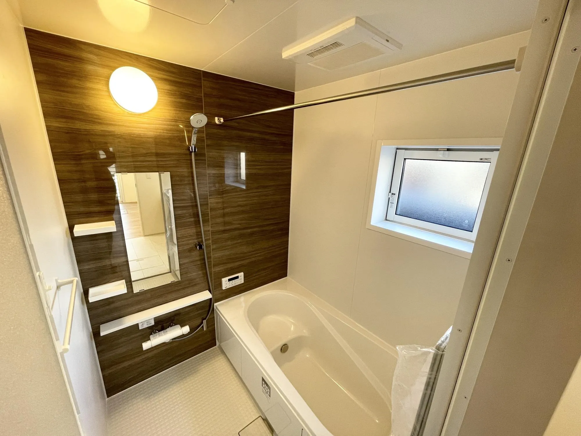 【浴室】雨の日や夜間の洗濯乾燥に便利な浴室換気乾燥機付きの浴室。ゆったりとした浴槽で、1日に疲れを癒していただける浴室です。洗濯物干しに便利な浴室換気乾燥機付き。