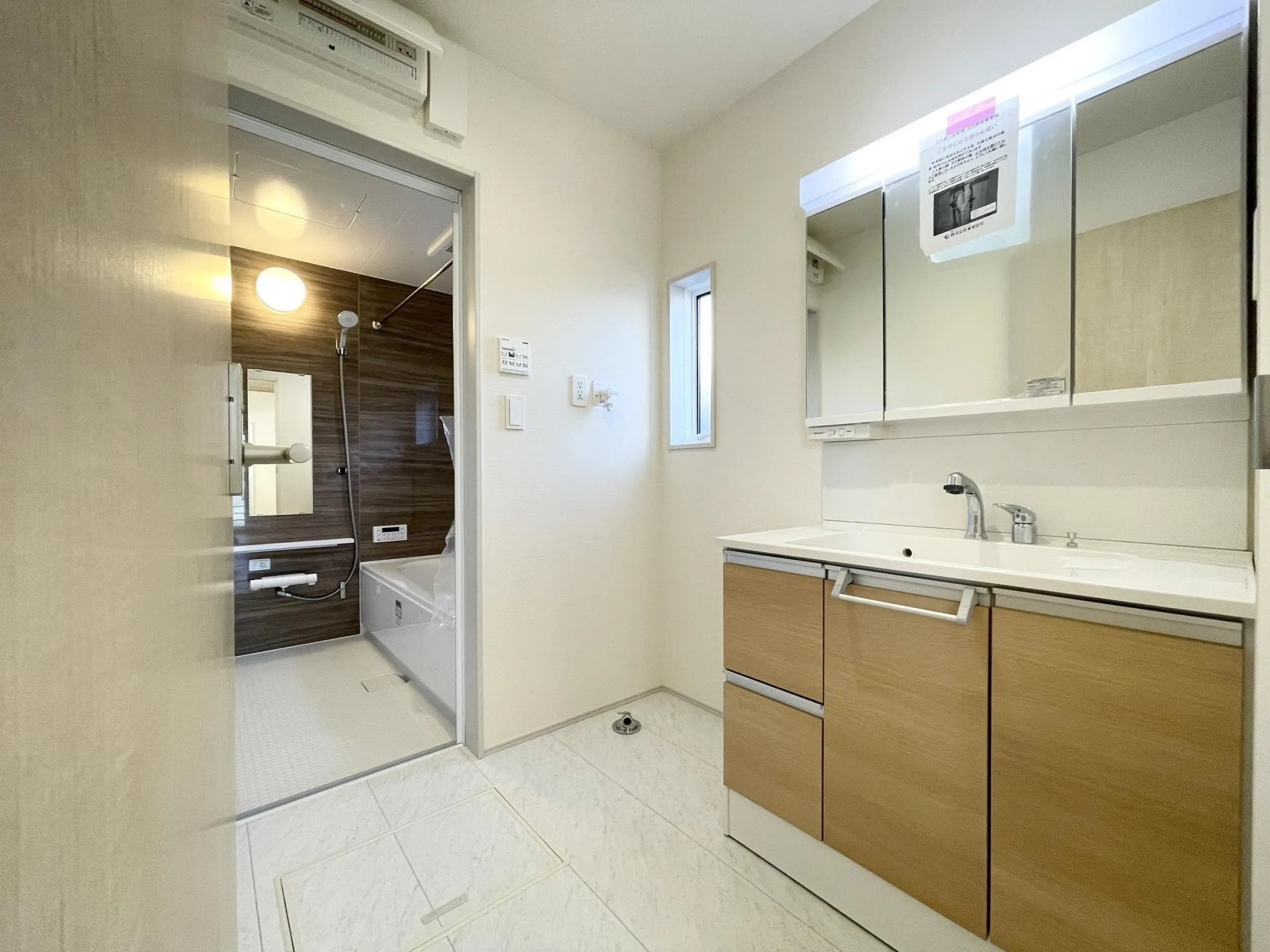 【脱衣所】身支度やヘアセットに便利な三面鏡タイプの洗面化粧台を設置。明るくすっきりとしたデザインで、毎日の身支度が快適に行える洗面所です。