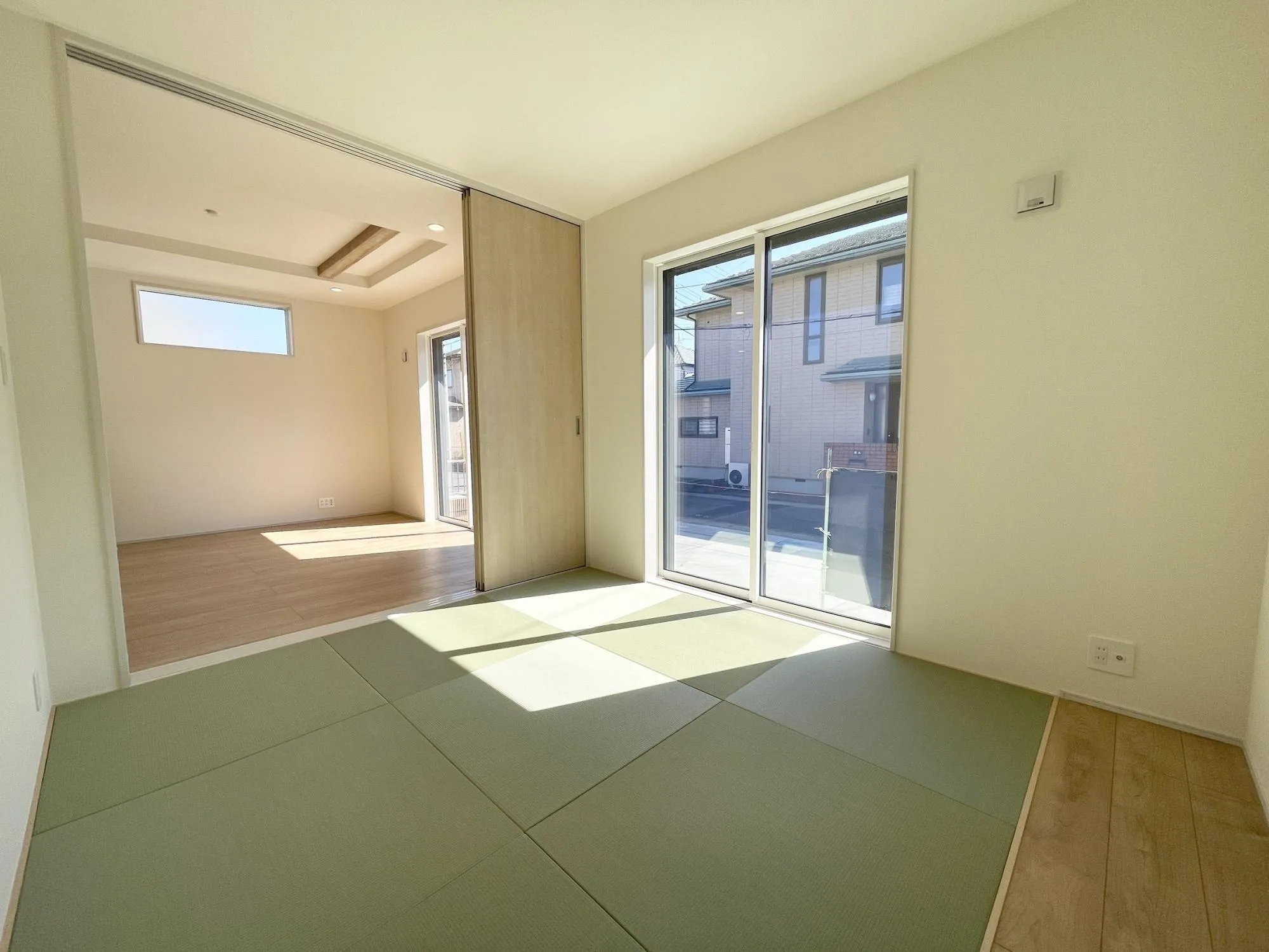 【和室(5.25帖)】LDKの雰囲気に馴染む洋風仕様の和室です。南向きの明るい解放感あるお部屋の為、お子さまのお昼寝スペースにも◎便利な収納付きです。