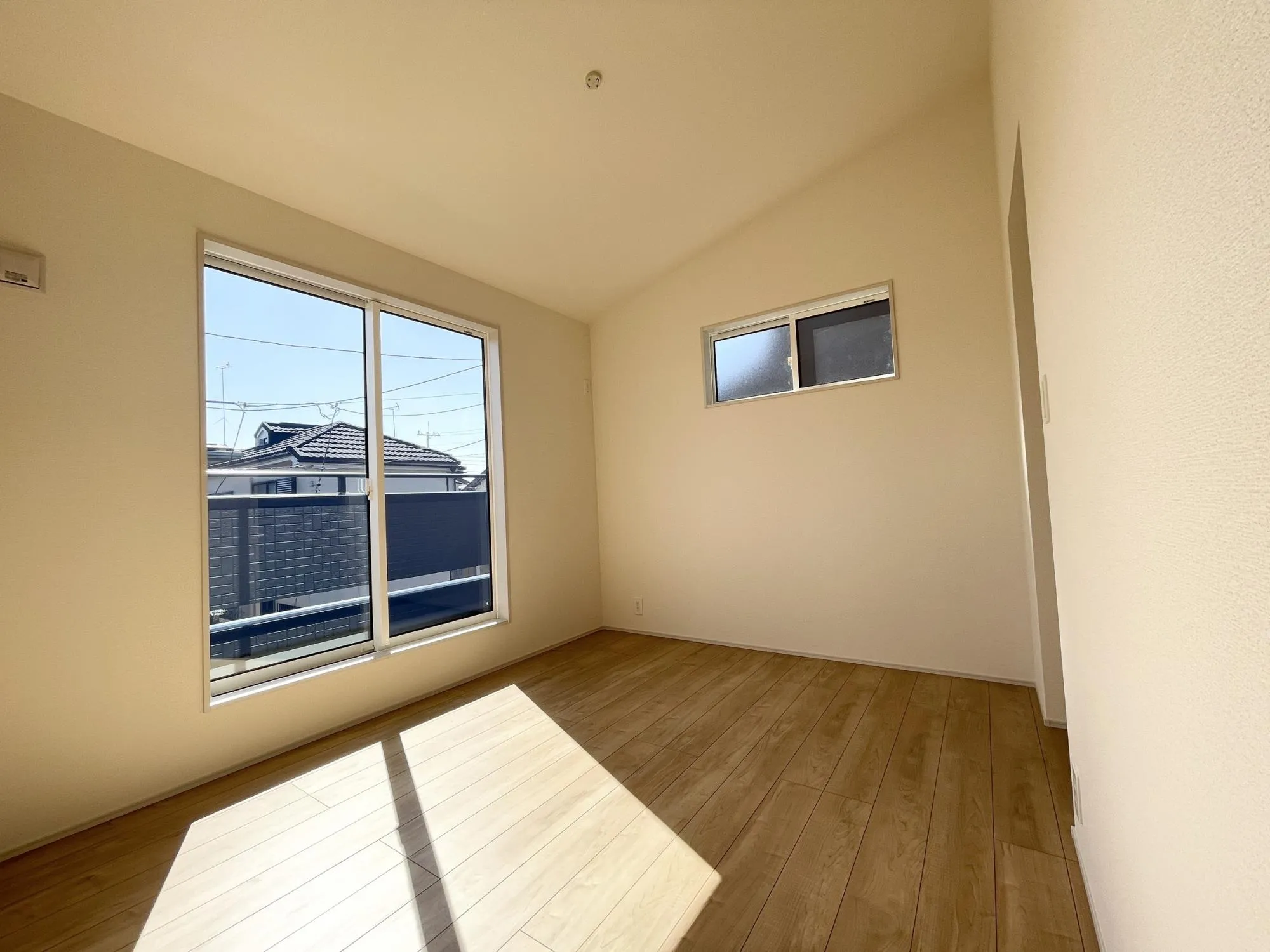 【勾配洋室(5.25帖)】屋根の形状に合わせ開放感をアップした勾配天井を採用◎バルコニーサイドにあり明るく解放的お部屋になります。