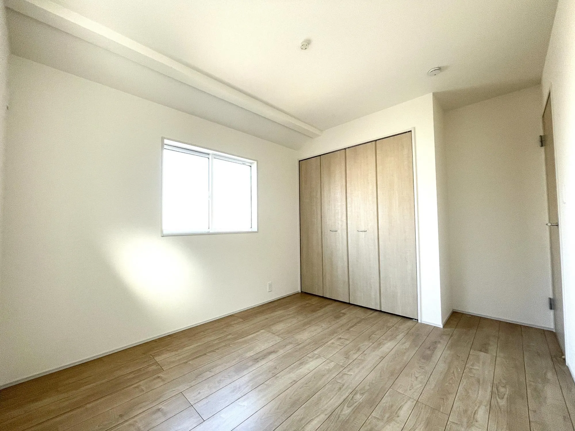 【洋室(5.0帖)】使い勝手の良いサイズのお部屋で、様々な用途でご利用可能◎扉付きのクローゼットが備わっており、身の回りの物をすっきり整理できます。