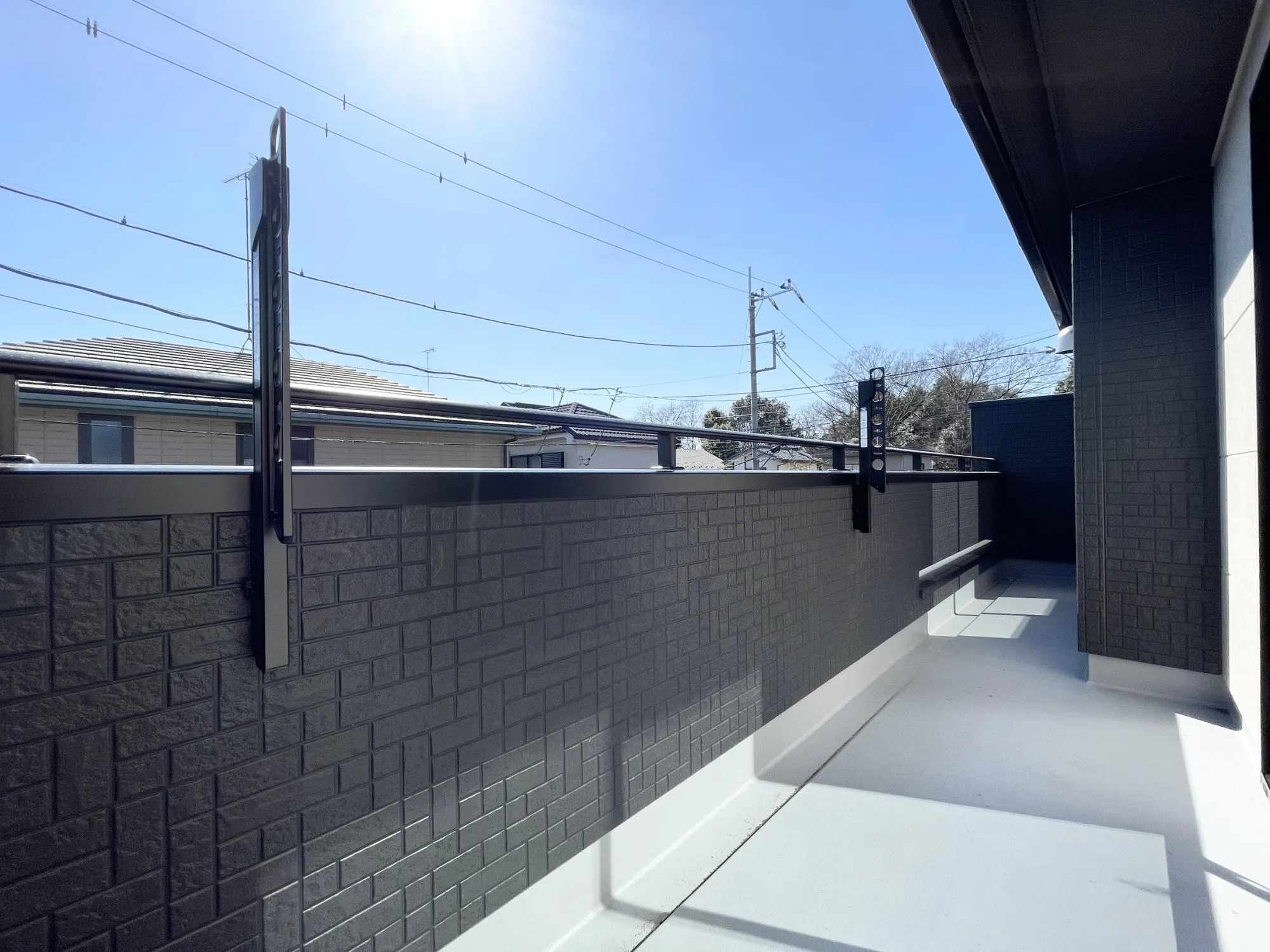 【バルコニー】2部屋(11.25・5.25帖)の洋室から行き来可能な続きワイドバルコニー♪洗濯物やお布団もゆったり干せる広さを確保。家族の暮らしにゆとりを生む、機能性と快適性を兼ね備えた空間です。