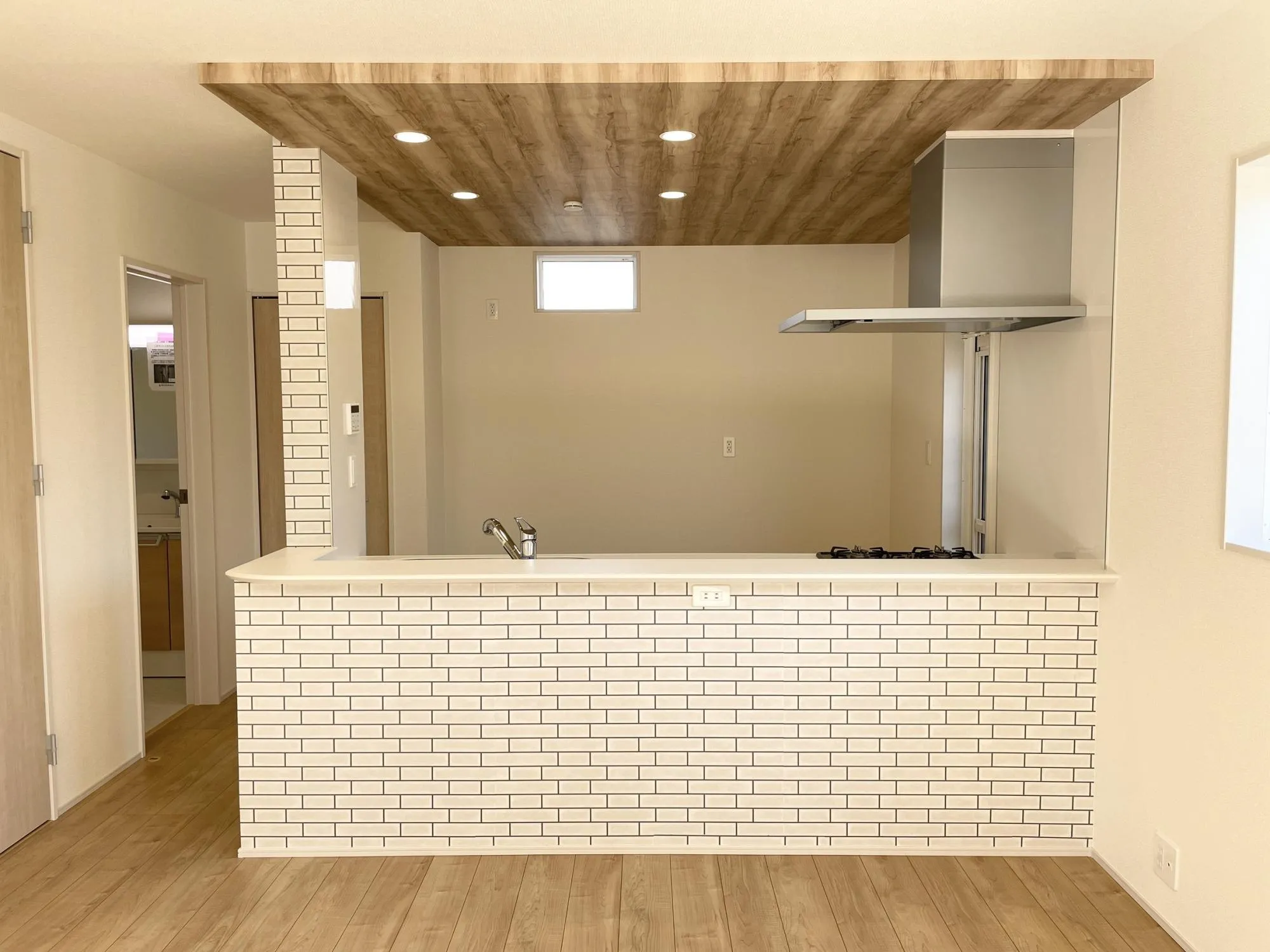 【キッチン前面】ポップアップ天井×アクセントクロスでメリハリのあるLDKに。立体感のあるデザインと、印象的なクロスが調和し、洗練された住空間を演出◎