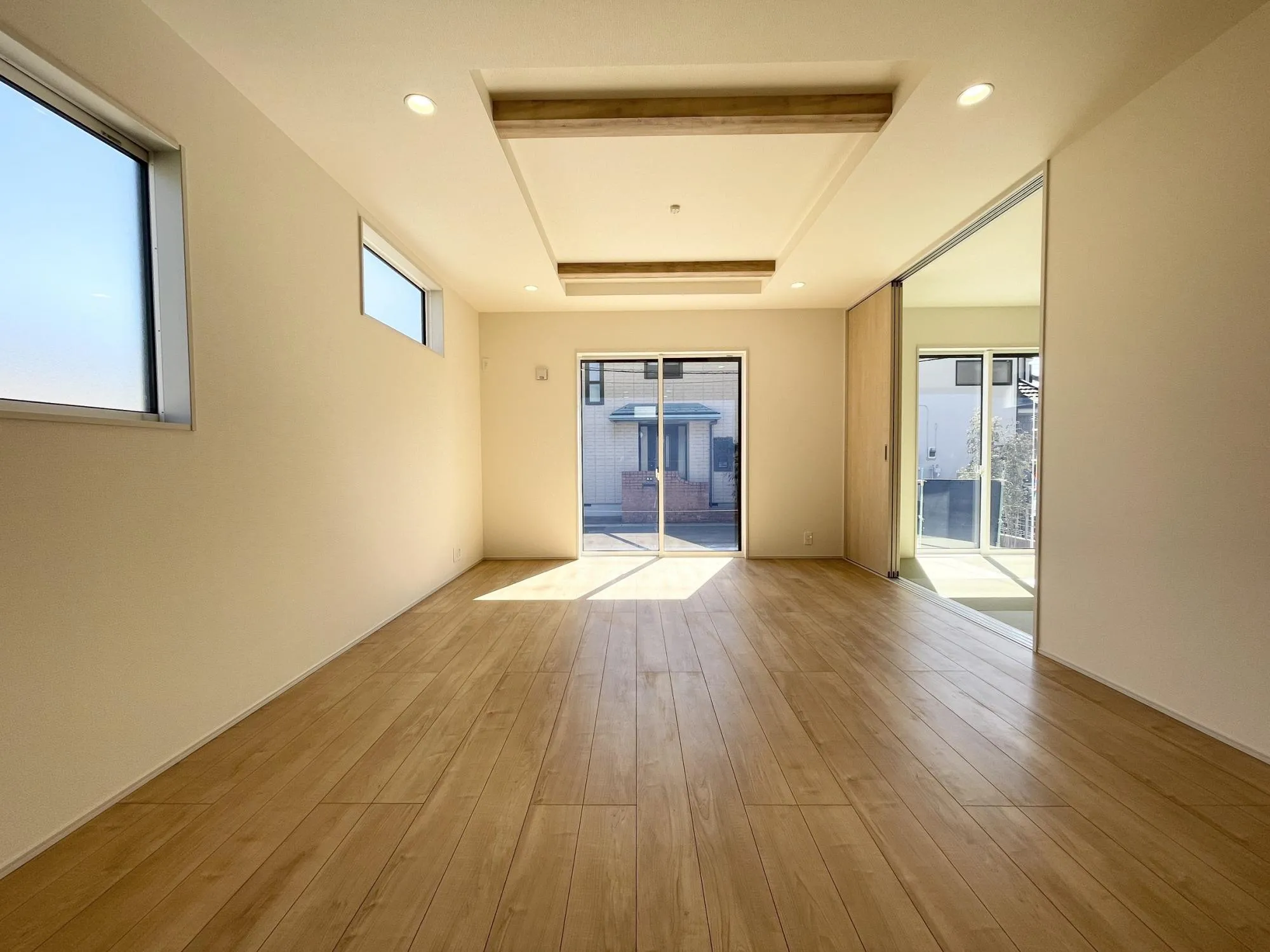 【折上天井】開放感を演出する折上天井。天井に立体感を持たせることで、空間に広がりと上質感をプラスしています。