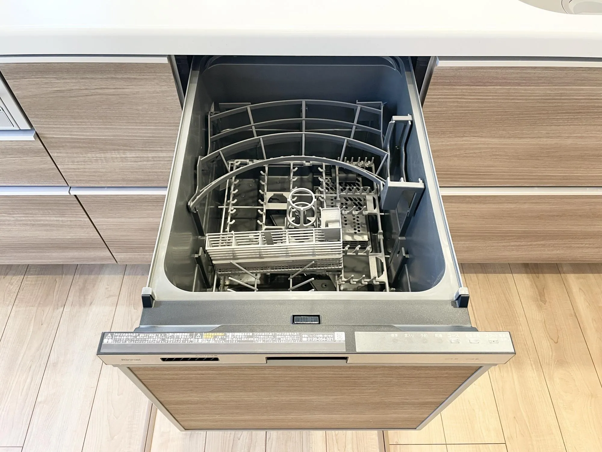 【食洗器】乾燥機能付き食洗器を標準装備◎洗浄から乾燥までワンタッチ!家事負担を軽減し、毎日の時間にゆとりを生み出します。