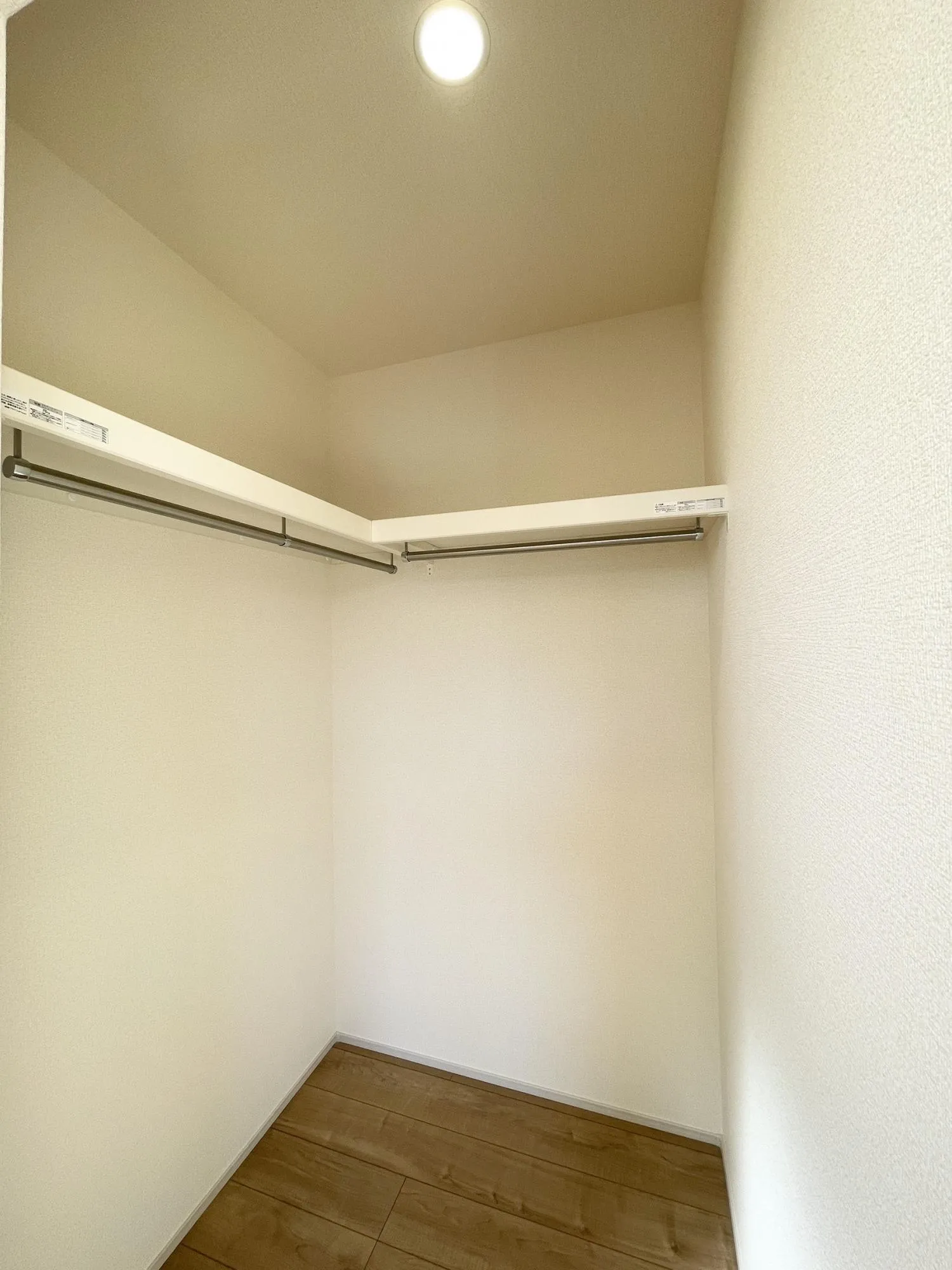 【ウォークインクローゼット】全居室収納を設けることで、デットスペースを減らし居住空間を最大限に活用!家族それぞれの荷物をすっきり収納可能◎