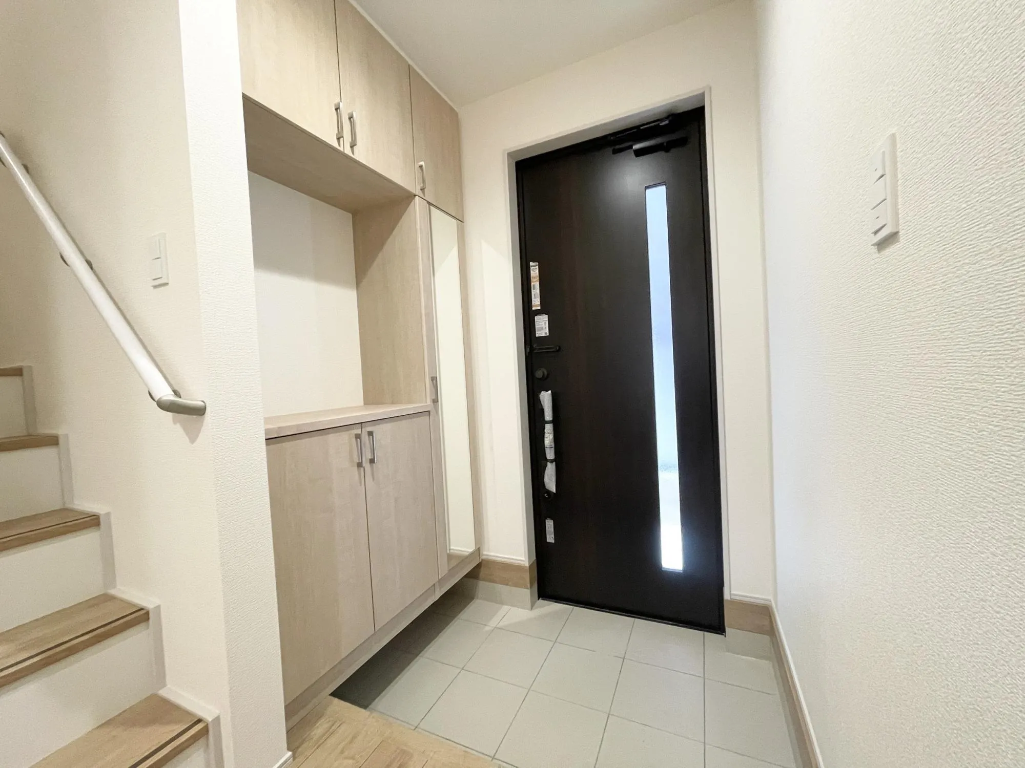 【玄関】ゆとりある広さの玄関です!シューズボックスは、姿見付きのため、外出前の身だしなみチェックが可能◎