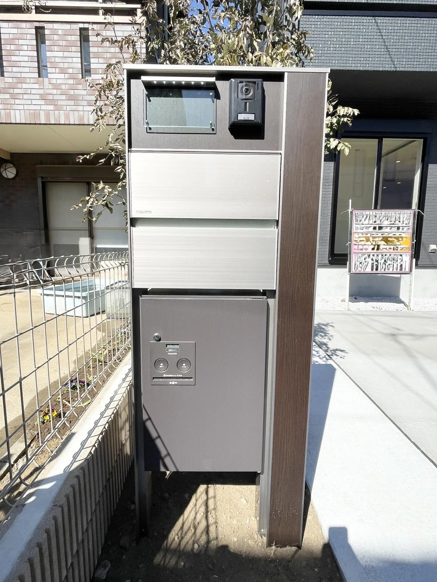 【玄関設備】テレビモニター付きインターフォンで来訪者を映像で確認できる安心設計。ポスト一体型の為に、外構回りもすっきとした印象です。