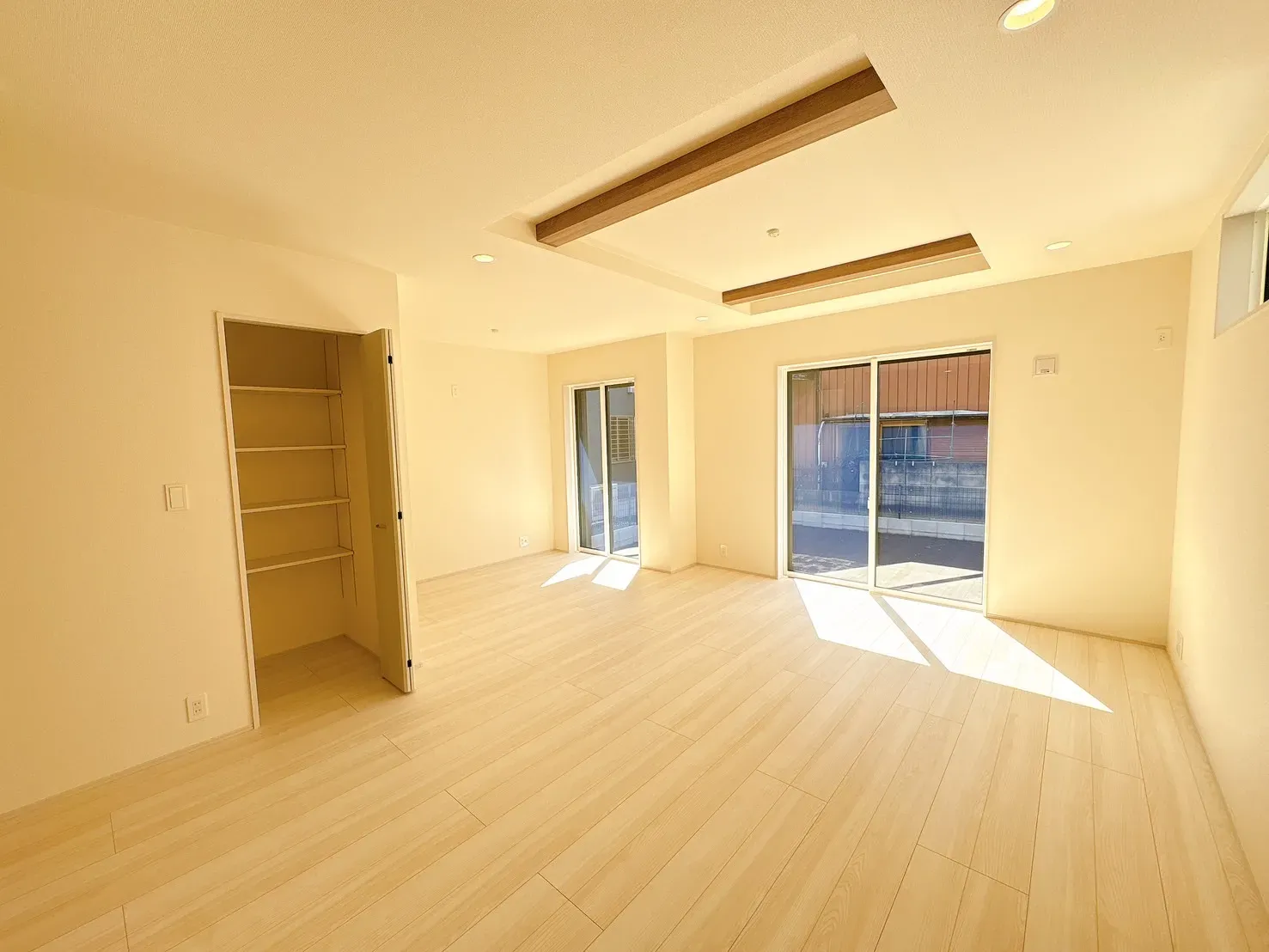 【LDK(21.0帖)+(テレワークスペースを含む)】広々LDKにさらにワークスペース付きで、”くつろぎ区間”と”集中する空間“をしっかり分離できるゆとりある空間。