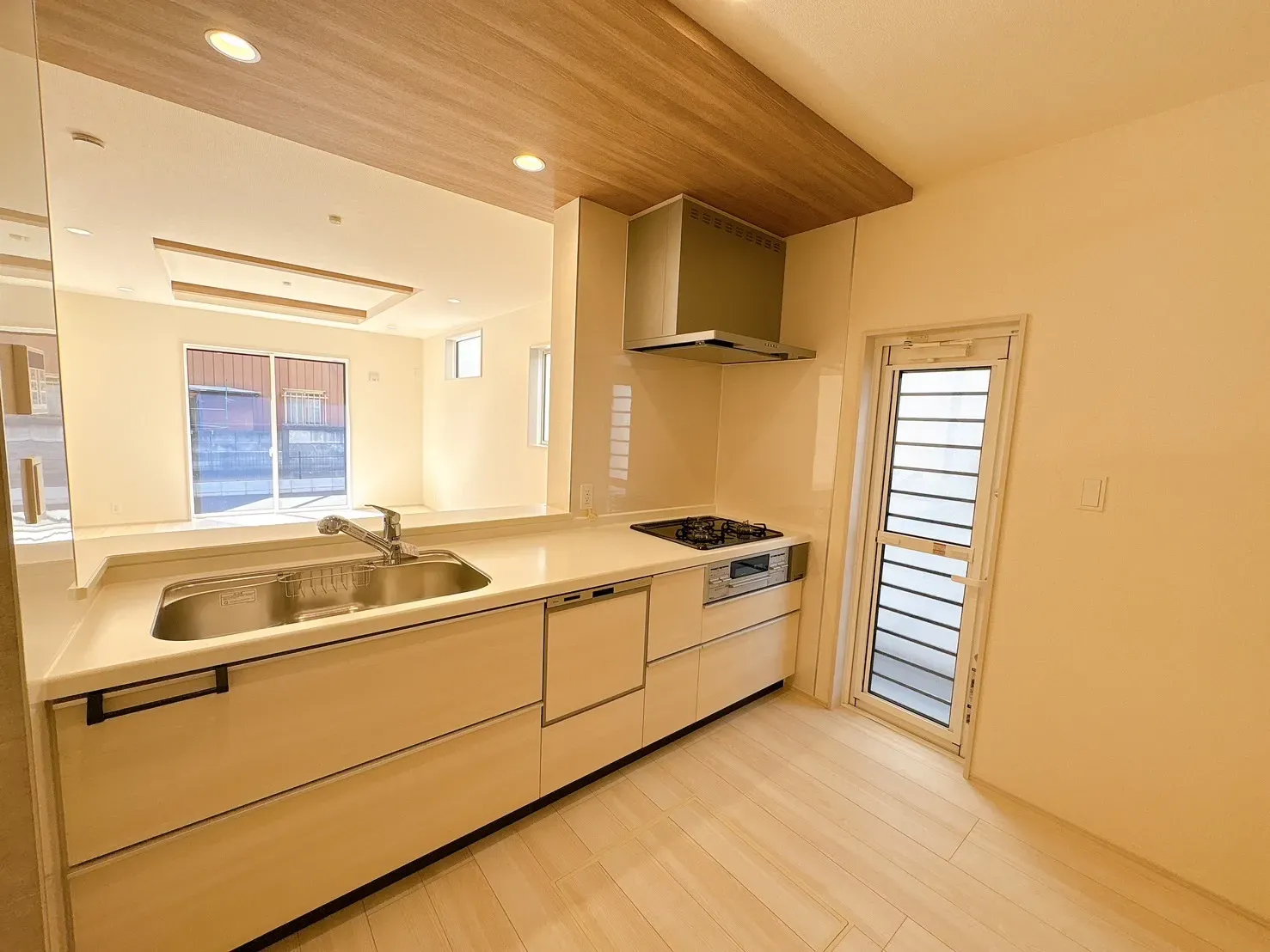 【キッチン】システムキッチンには、家事負担を軽減する食器洗乾燥機&グリル付き3口コンロを搭載しています。機能的な設備で家事負担を軽減◎