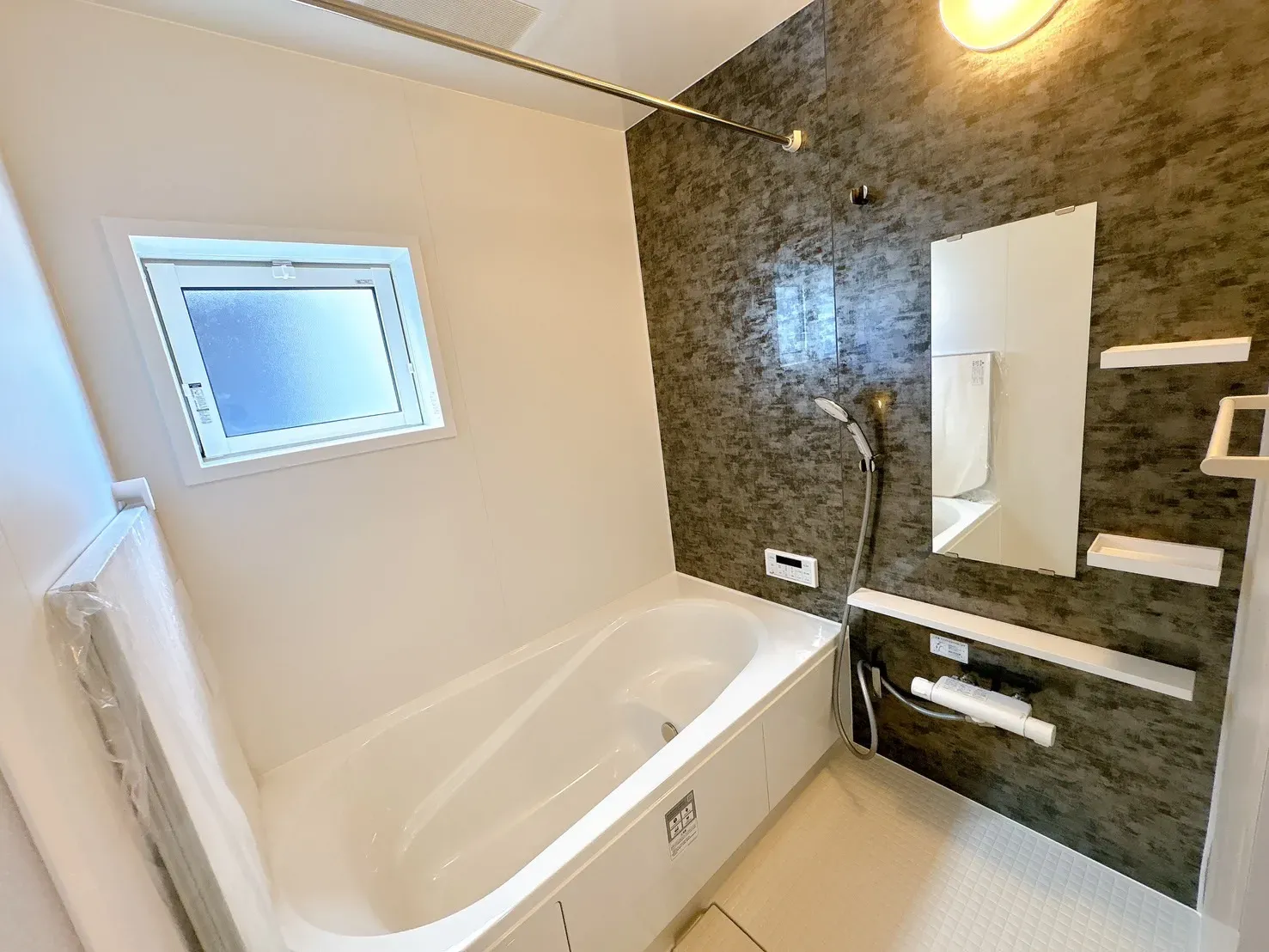 【浴室】雨の日や夜間の洗濯乾燥に便利な浴室換気乾燥機付きの浴室。ゆったりとした浴槽で、1日に疲れを癒していただける浴室です。洗濯物干しに便利な浴室換気乾燥機付き。