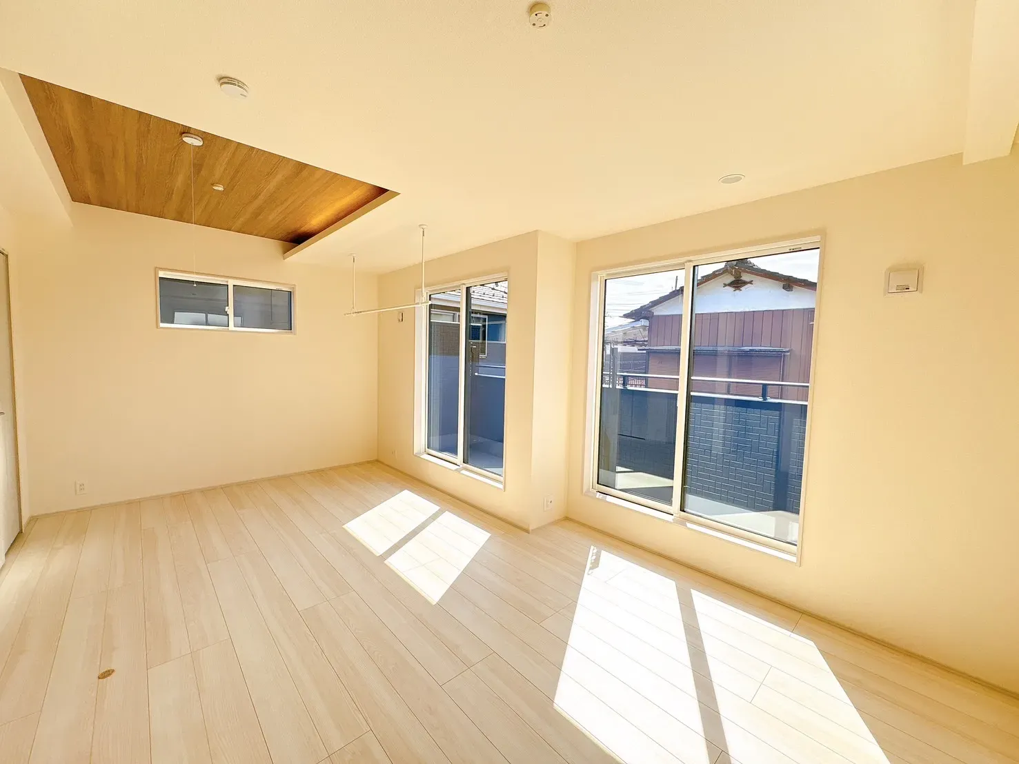 【洋室(10.25帖)】間接照明付き折上天井が上質な空間を演出する主寝室。大きな窓からたっぷり光が差し込む、南向きの明るいお部屋です!