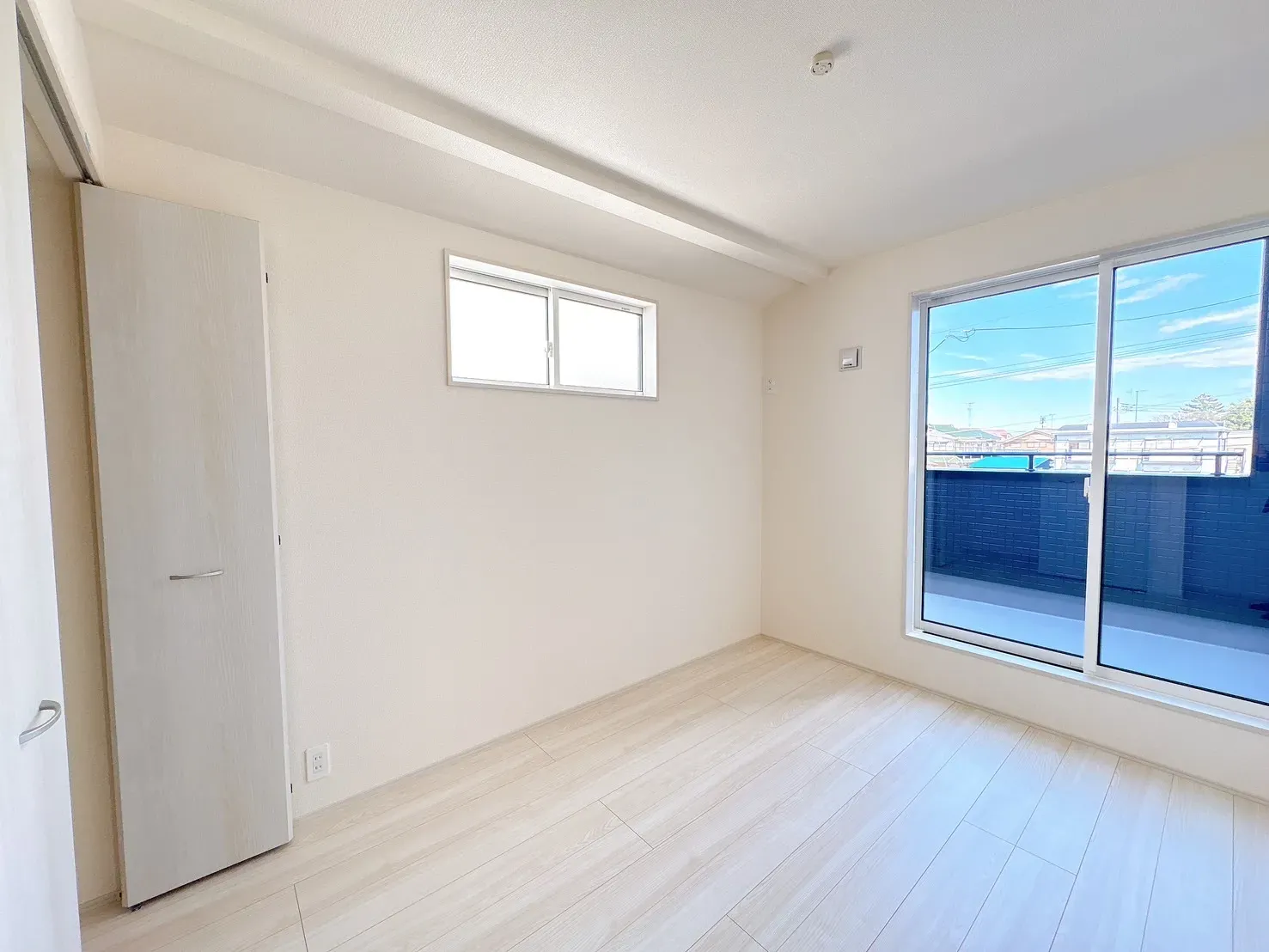 【洋室(5.25帖)】使い勝手の良いサイズのお部屋で、様々な用途でご利用可能◎扉付きのクローゼットが備わっており、身の回りの物をすっきり整理できます。