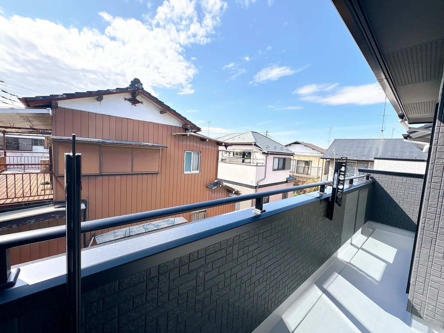 【バルコニー】たっぷり陽光が差し込む南向きワイドバルコニー♪洗濯物やお布団もゆったり干せる広さを確保。家族の暮らしにゆとりを生む、機能性と快適性を兼ね備えた空間です。