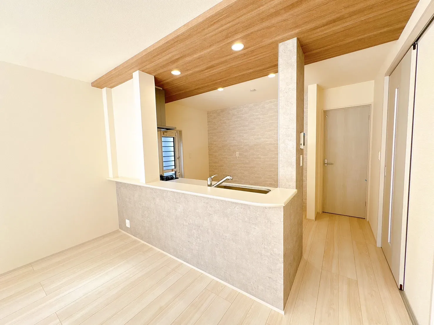 【キッチン前面】ポップアップ天井×アクセントクロスでメリハリのあるLDKに。立体感のあるデザインと、印象的なクロスが調和し、洗練された住空間を演出◎