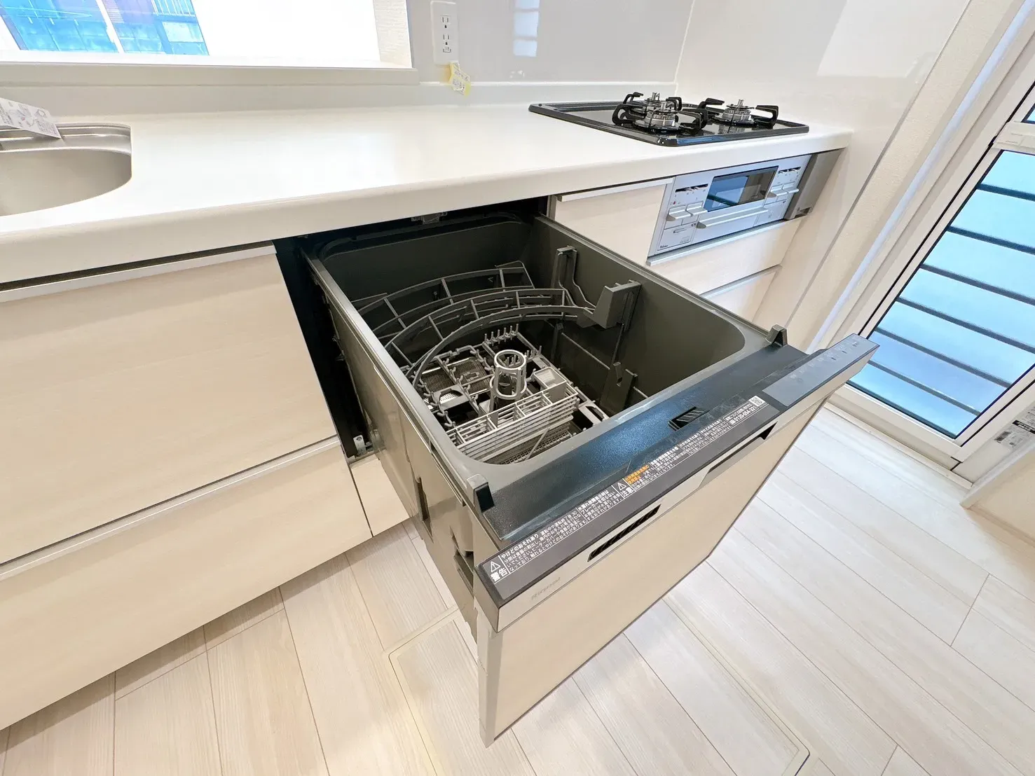 【食洗器】乾燥機能付き食洗器を標準装備◎洗浄から乾燥までワンタッチ!家事負担を軽減し、毎日の時間にゆとりを生み出します。