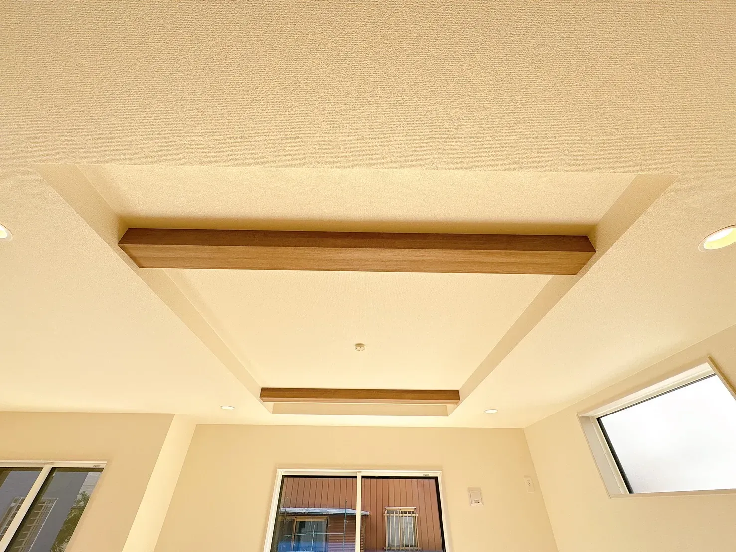 【折上天井】開放感を演出する折上天井。天井に立体感を持たせることで、空間に広がりと上質感をプラスしています。