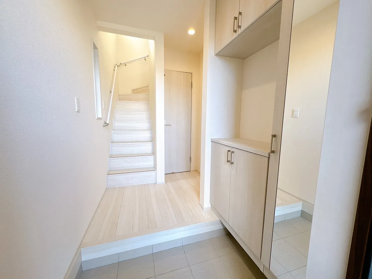 【玄関】ゆとりある広さの玄関です!シューズボックスは、姿見付きのため、外出前の身だしなみチェックが可能◎