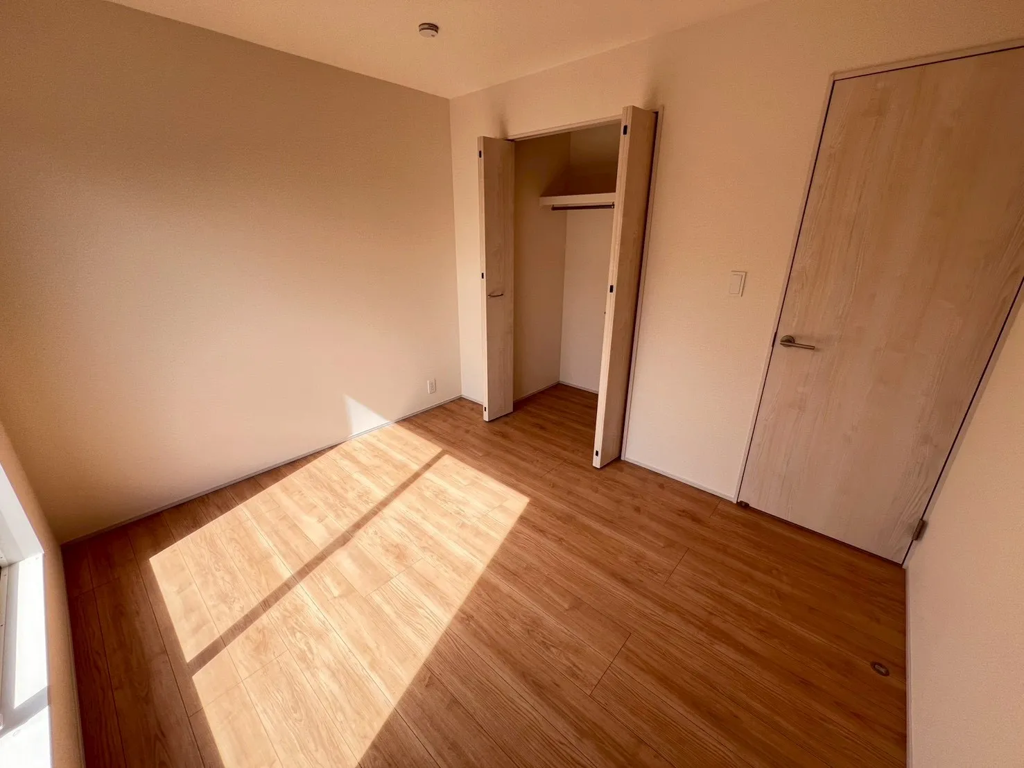 【洋室B　5.25帖】