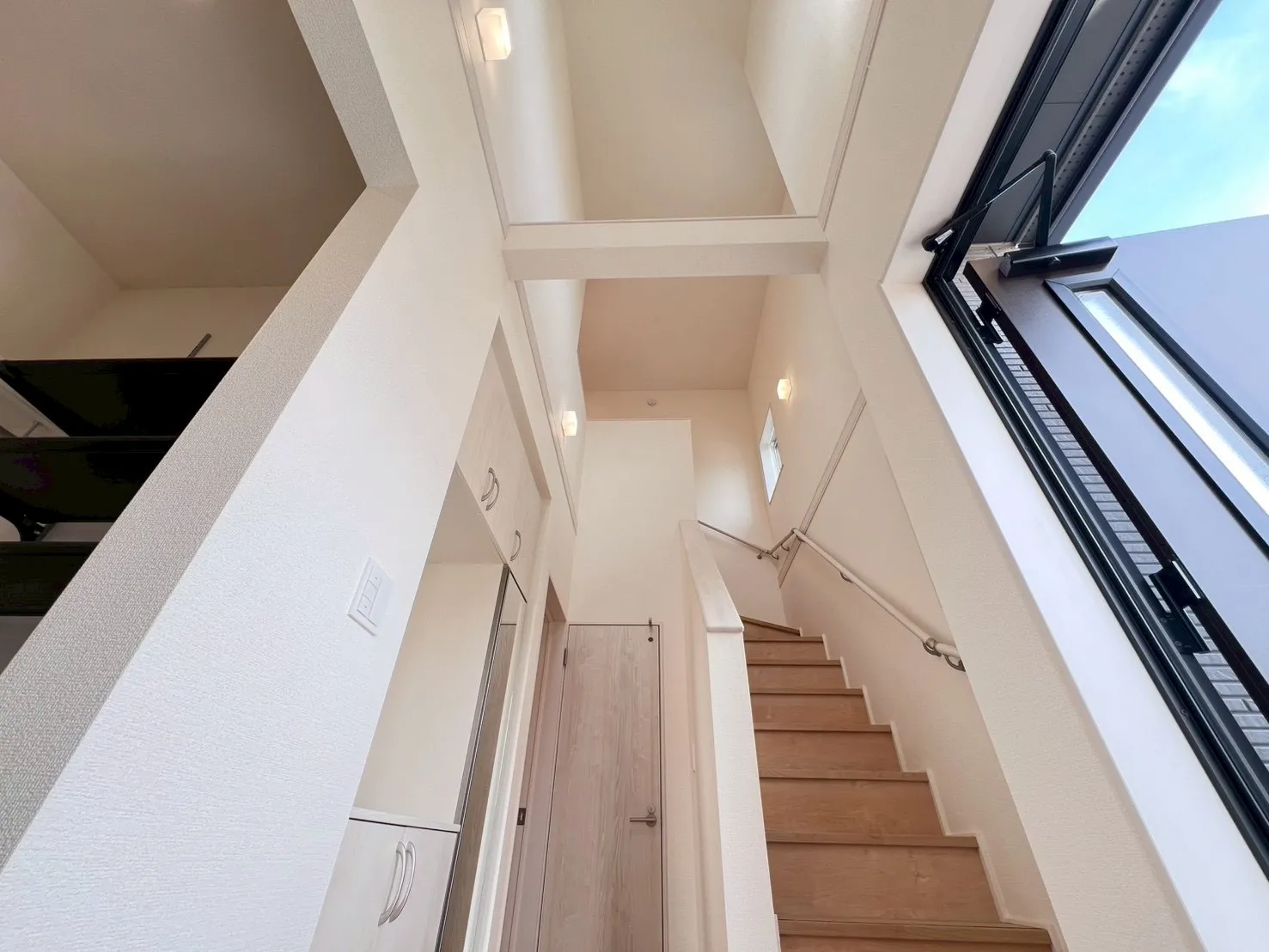 【玄関上部吹抜】