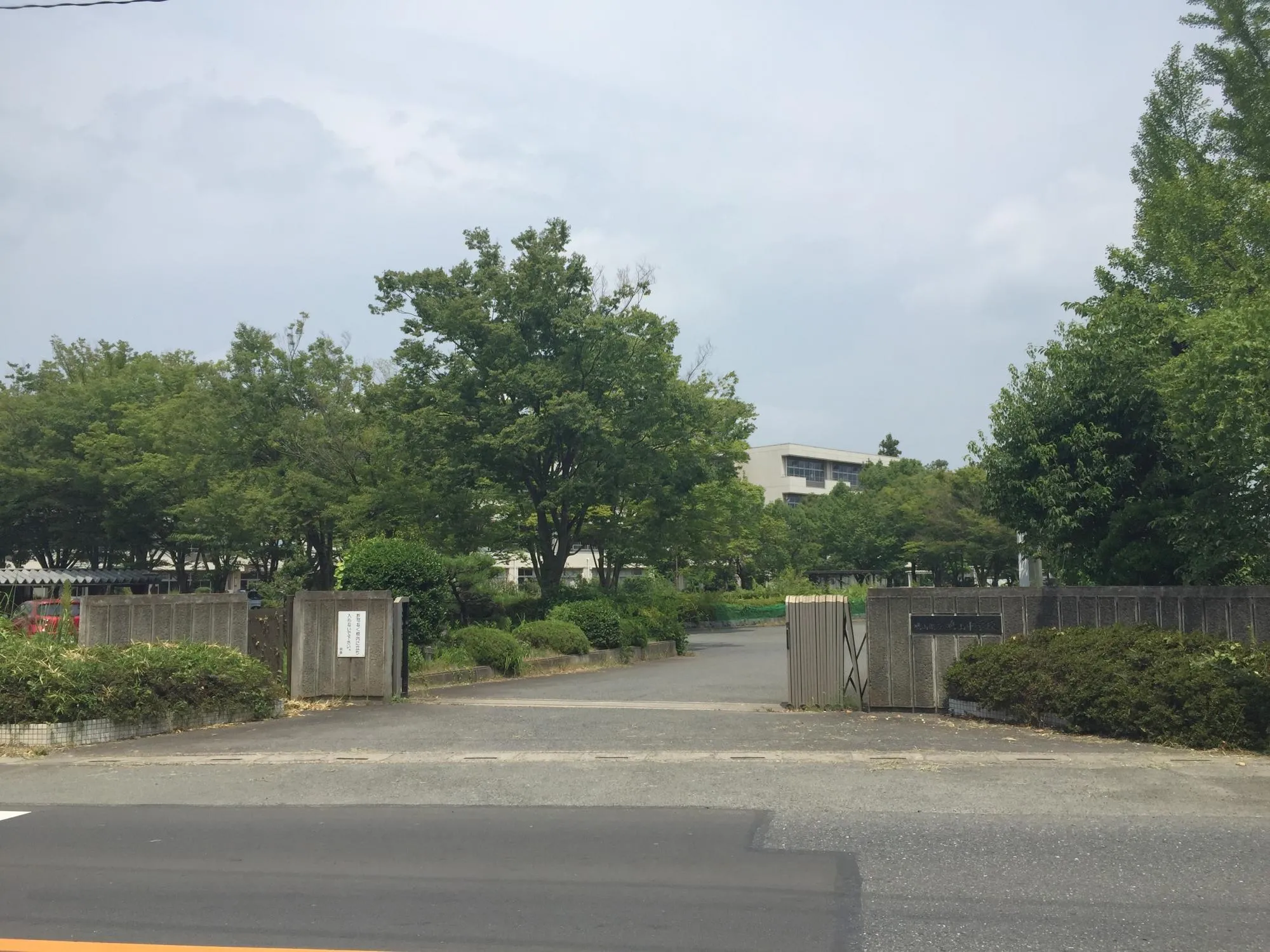 鳩山中学校