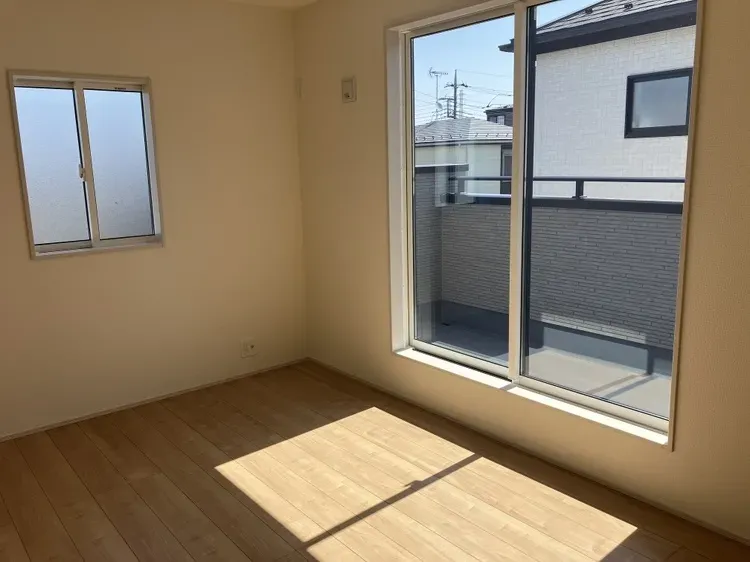 北側の洋室は、お隣りさんとの間隔が十分になるため、窮屈な印象はなく、日当たり、風通しのどちらも良好です♪		
