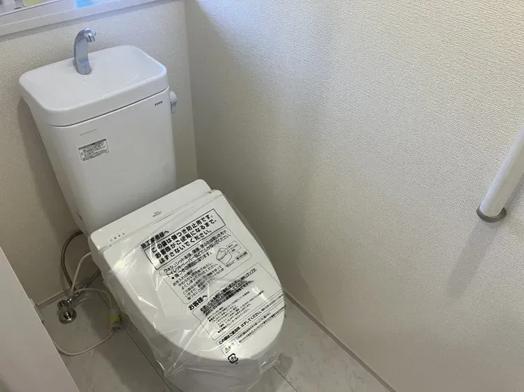 ウォシュレット機能付きのトイレ。手すり、窓と清潔で使いやすいトイレになってます。

