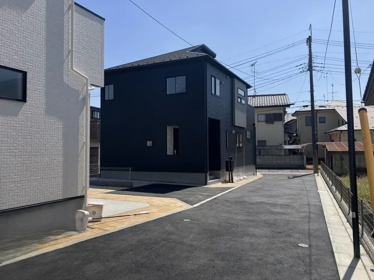 前面道路は見通しが良く、明るく開放感のある住環境です!毎日の車の出入りもスムーズに行えそうですね☆									
