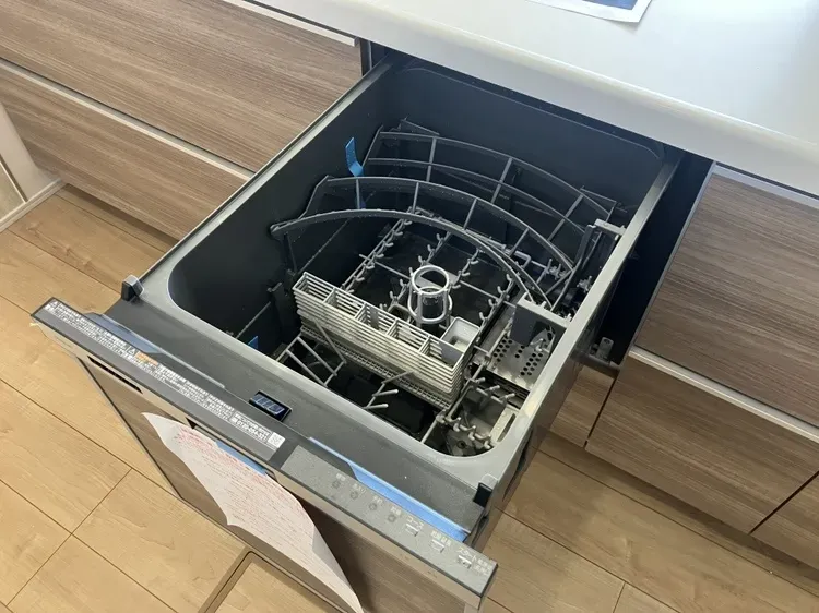 お忙しい奥様に人気のビルトインタイプの食洗器☆忙しい朝や急な来客時にも食器を入れてスイッチをON♪
