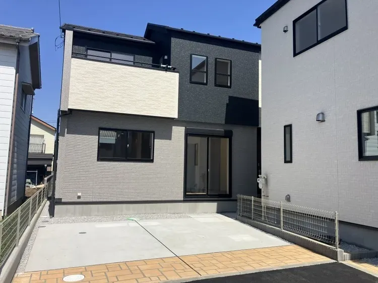 落ち着いた色合いでまとめられた、スタイリッシュな印象の外観です!					
