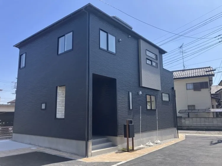 外構もきれいに整備されており、すっきりとした印象の住まいです!					
