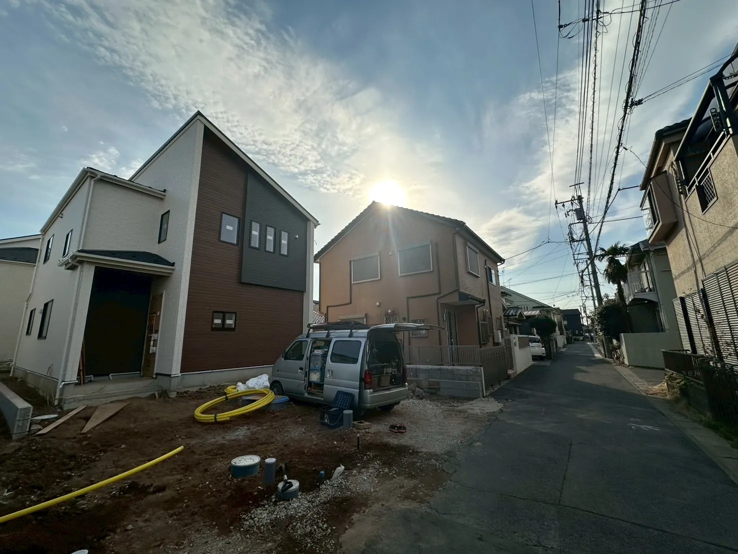 1号棟:前面道路含む外観写真