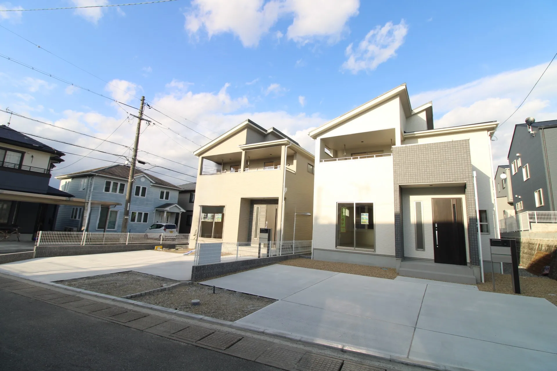 前面道路から見た外観