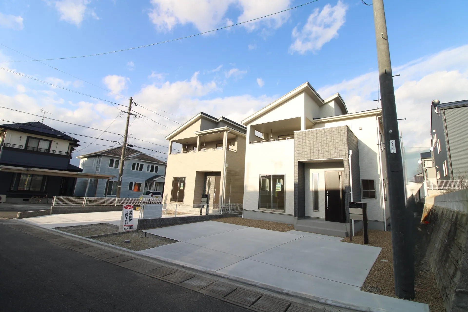 前面道路から見た外観