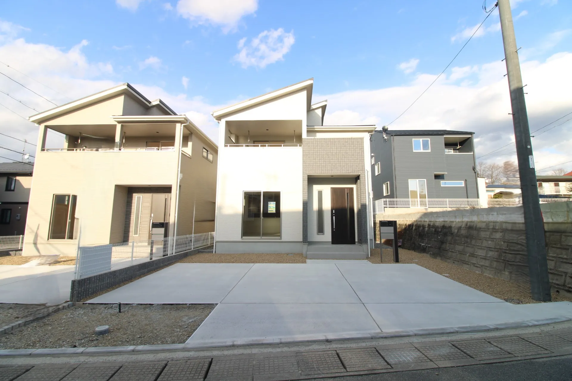 前面道路から見た外観