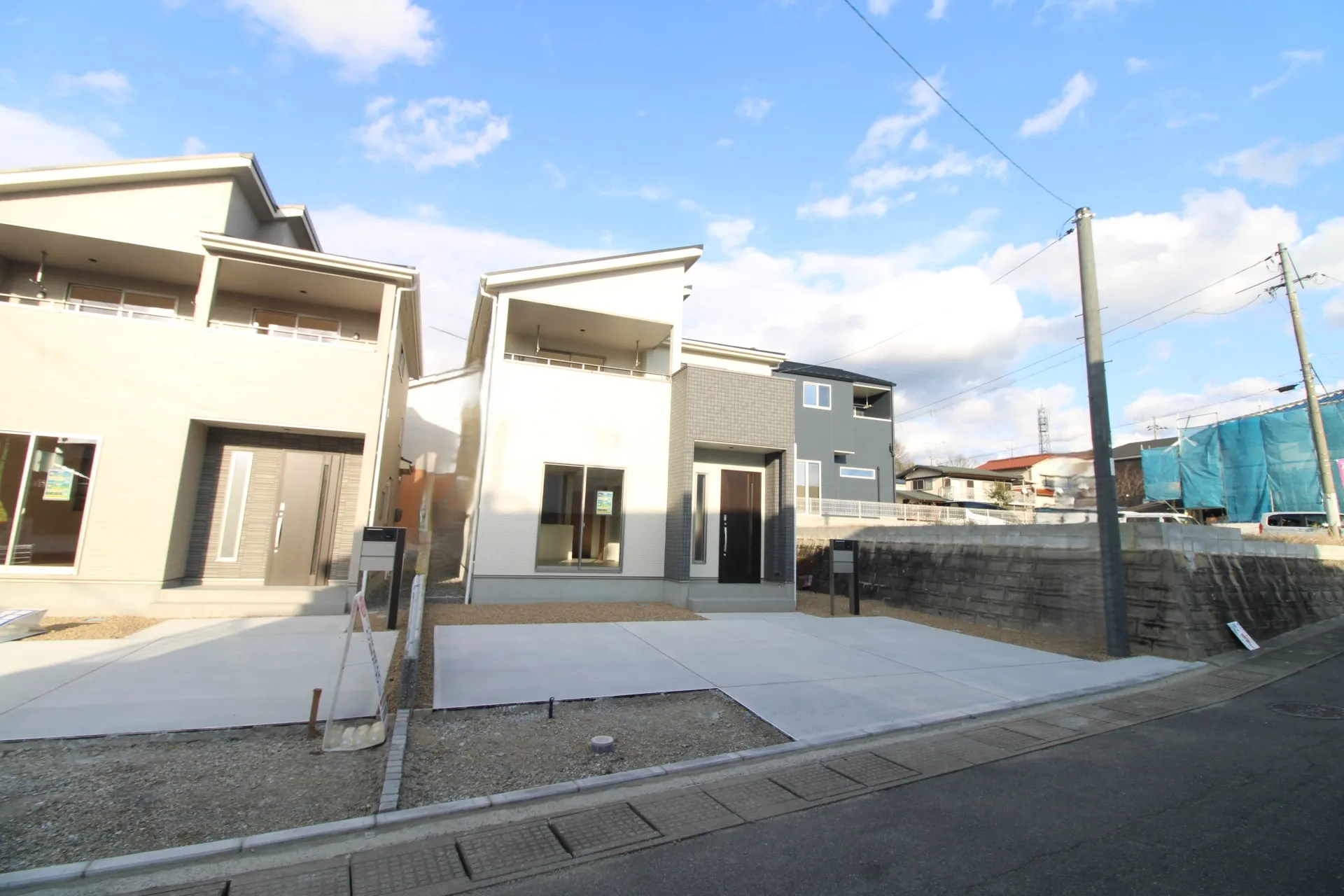 前面道路から見た外観