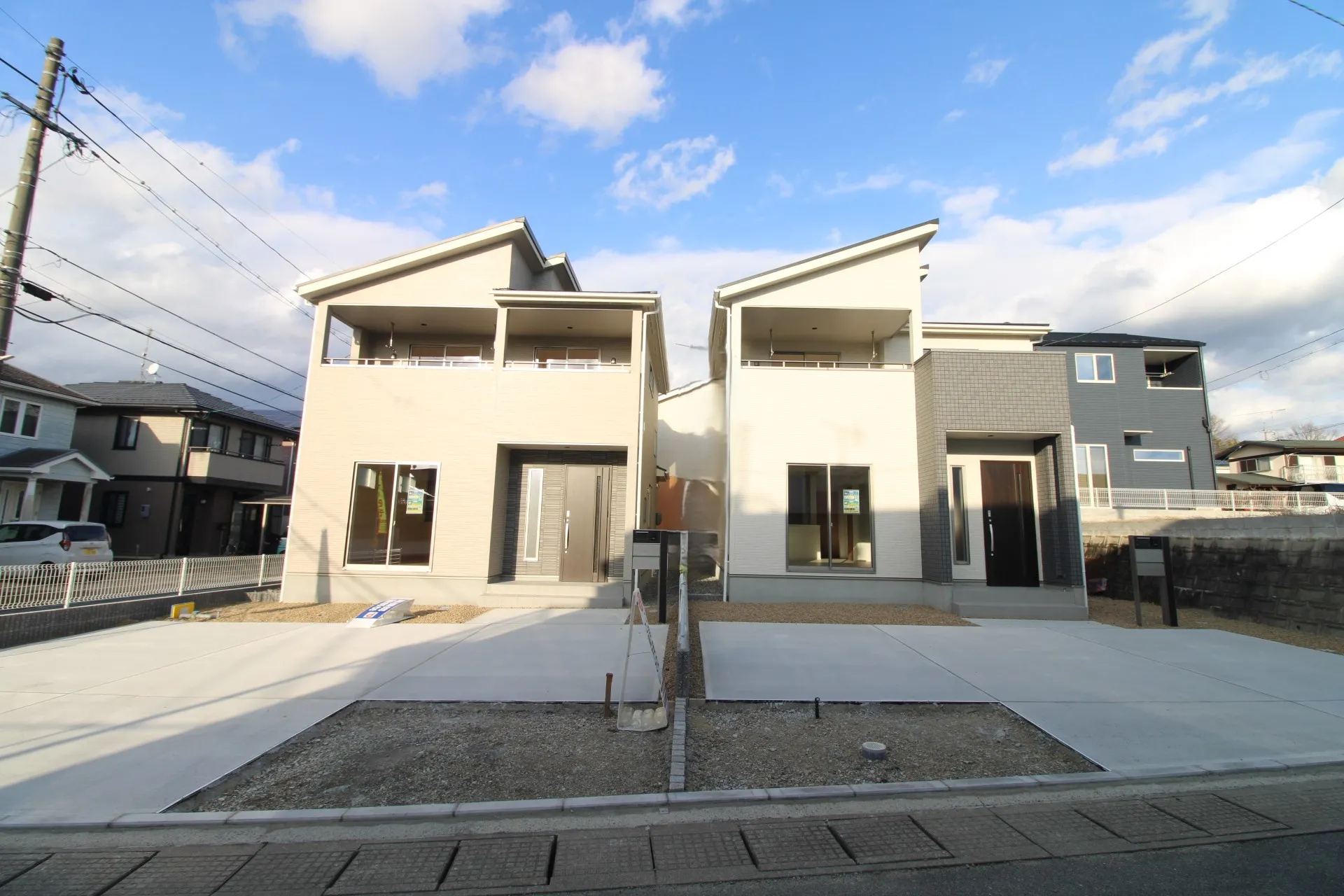 前面道路から見た外観