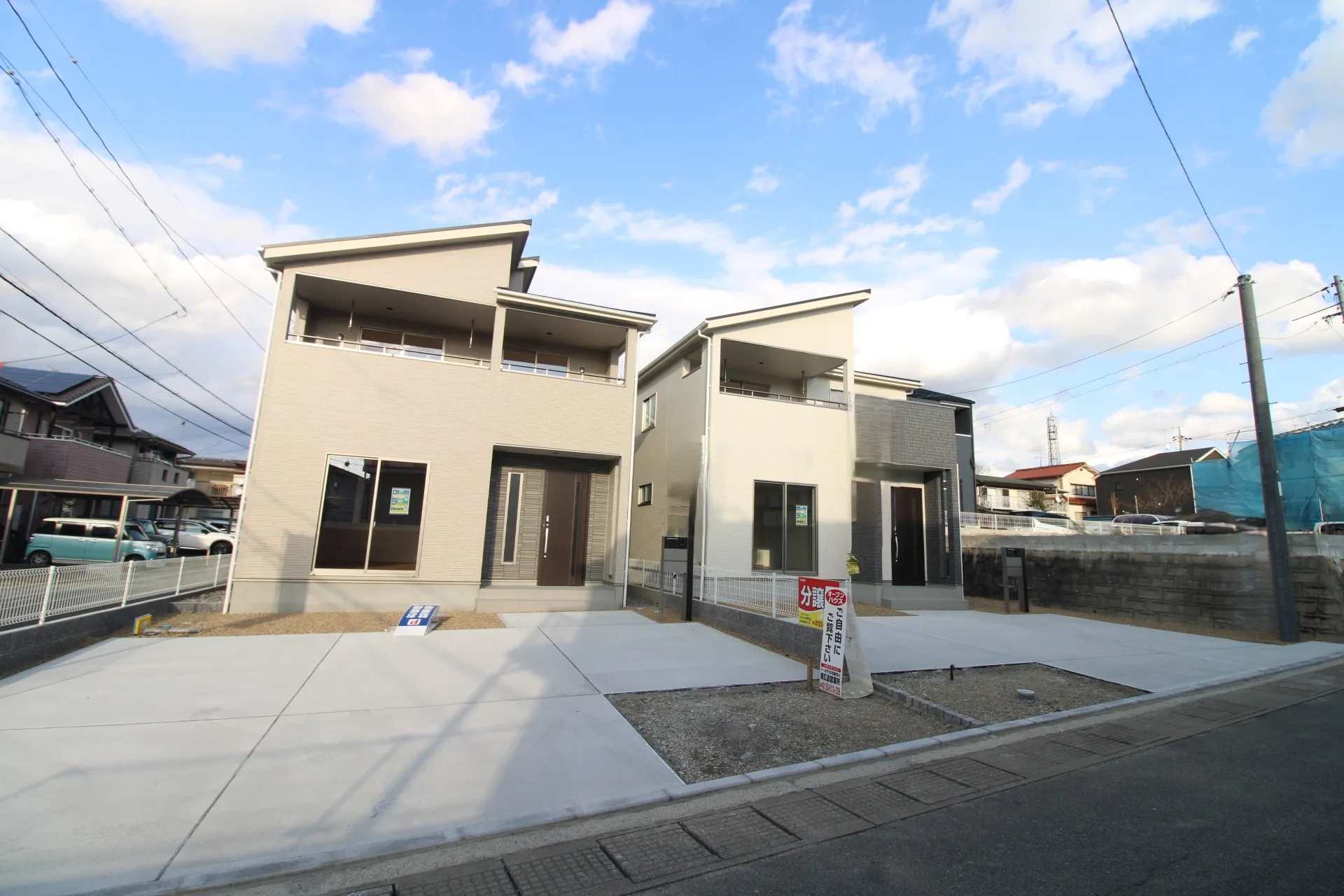 前面道路から見た外観