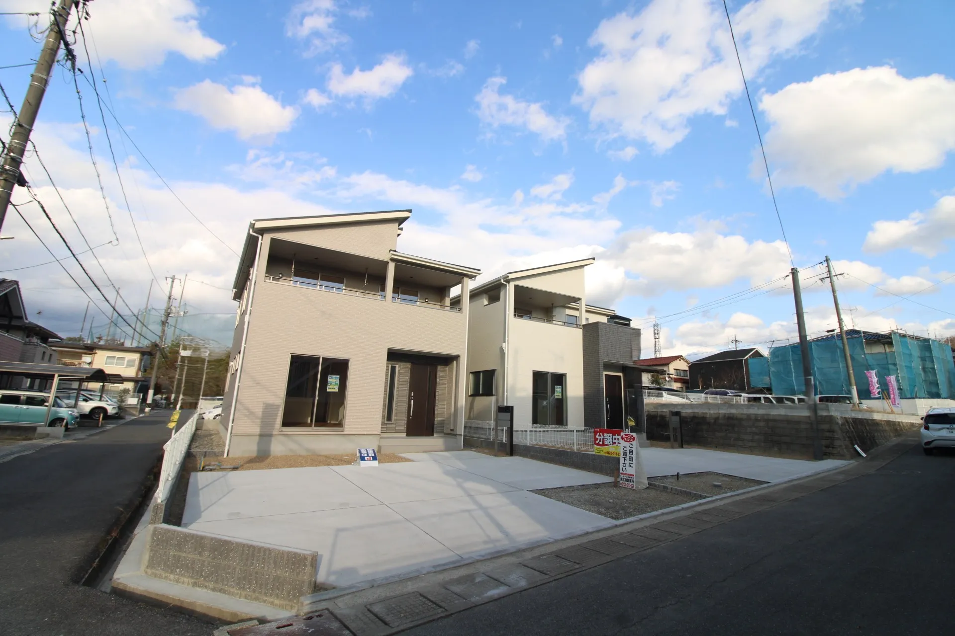 前面道路から見た外観