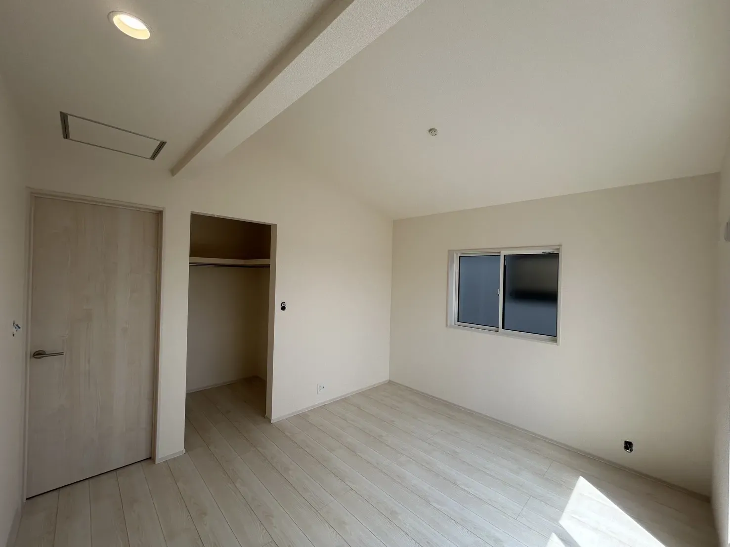 【①号棟洋室7.0帖】
勾配天井で開放感ある空間