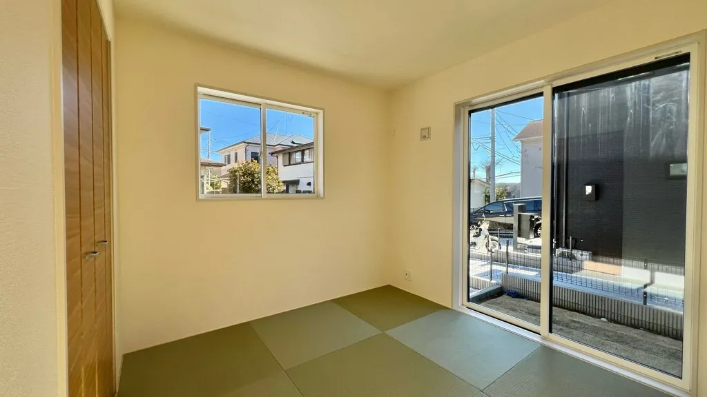 <1号棟>
和室4.5畳
冬場はこたつを出して、家族で団らんしたいですね!