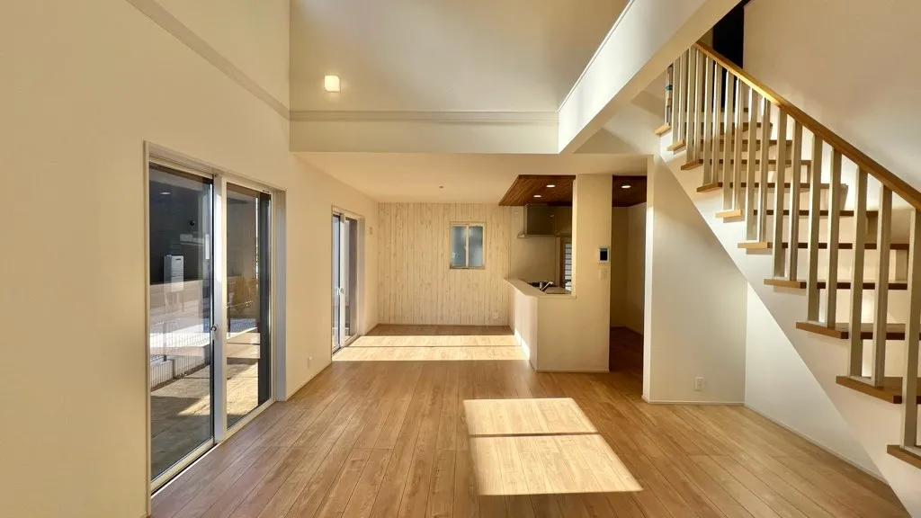 <1号棟>
LDK20.25畳　
リビングにデザイン階段を採用!