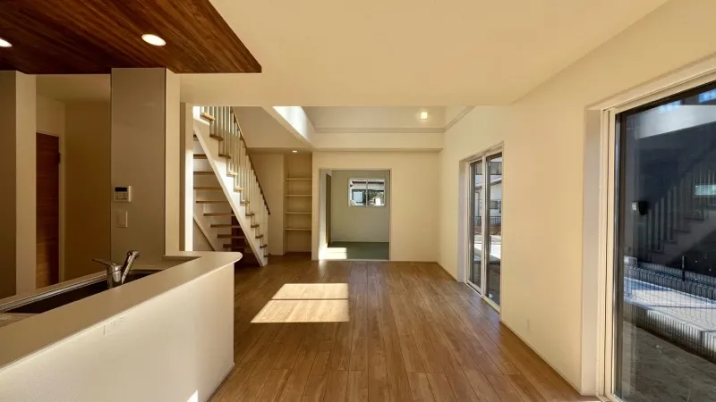 <1号棟>
開放感のあるリビングは家族団らんの場に最適です。