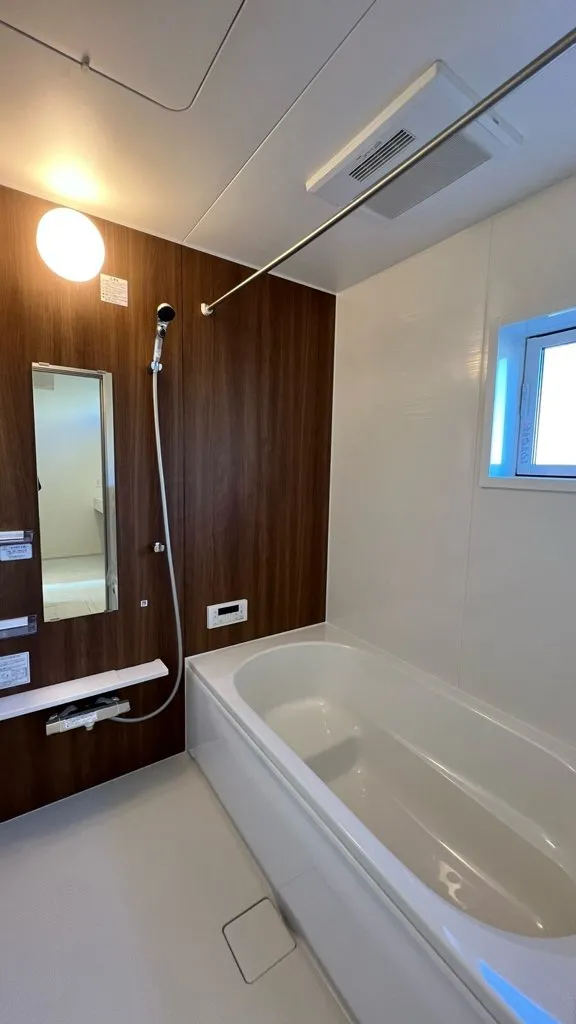 <1号棟>
ユニットバス　1坪タイプになりますので、足を延ばしてゆっくり入浴が出来ます!